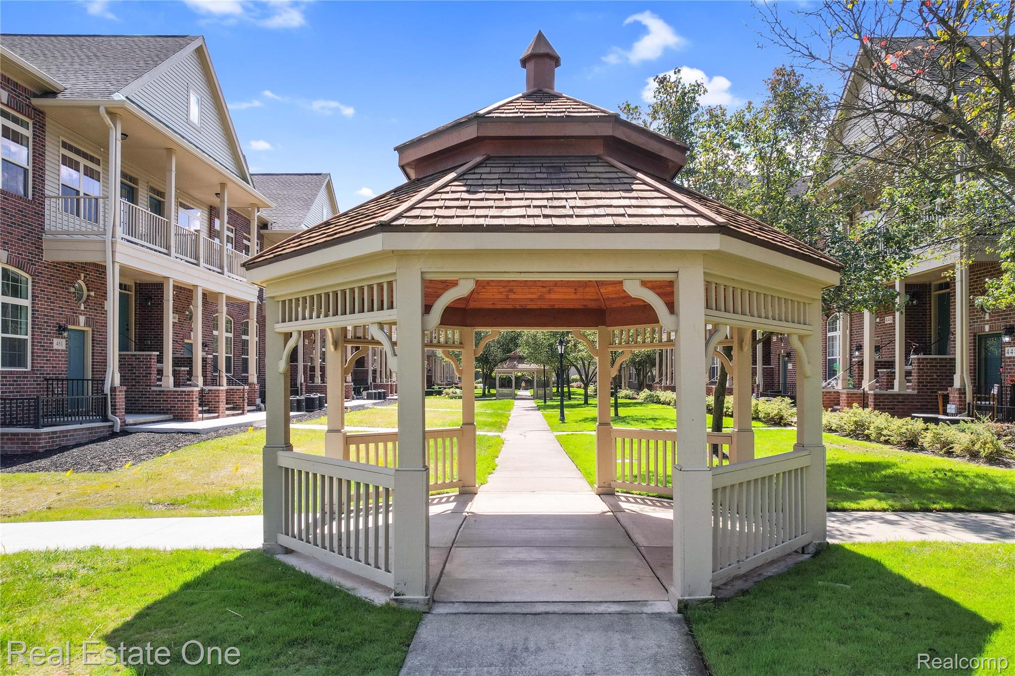 464 Old Pine Way Walled Lake City MI 48390