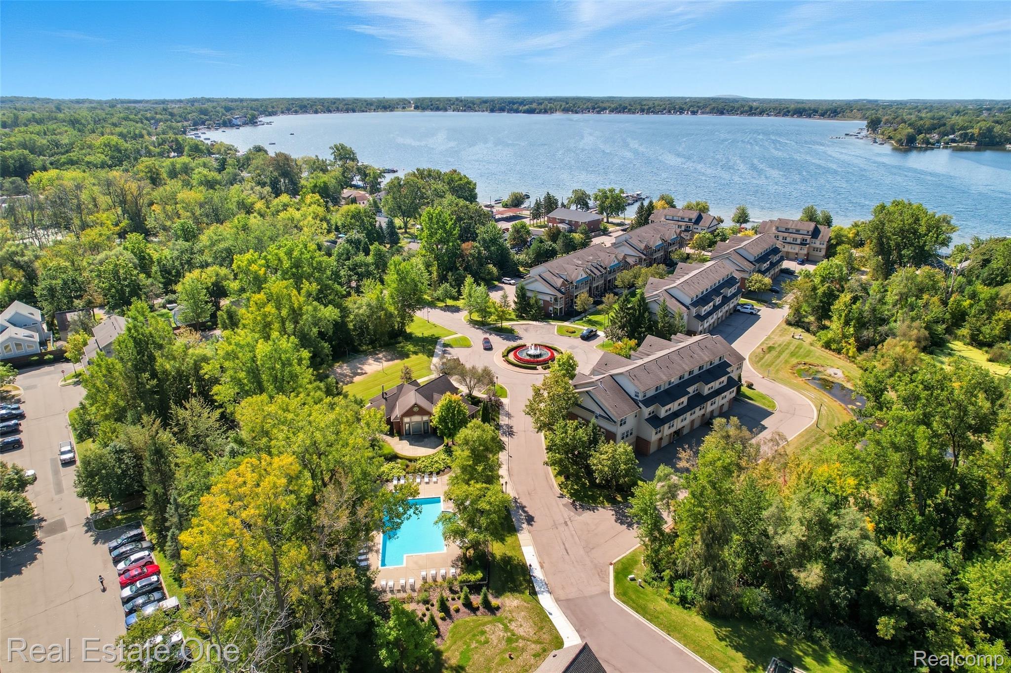 464 Old Pine Way Walled Lake City MI 48390