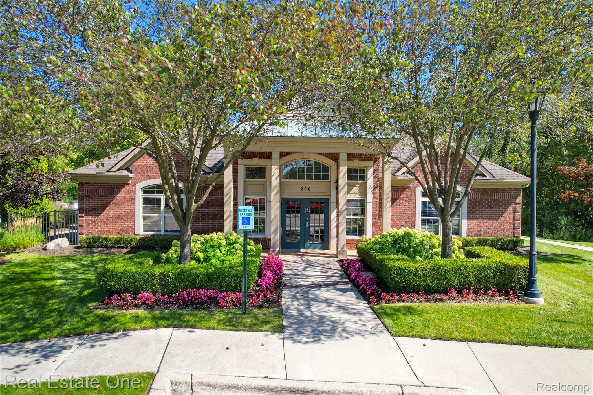 464 Old Pine Way Walled Lake City MI 48390