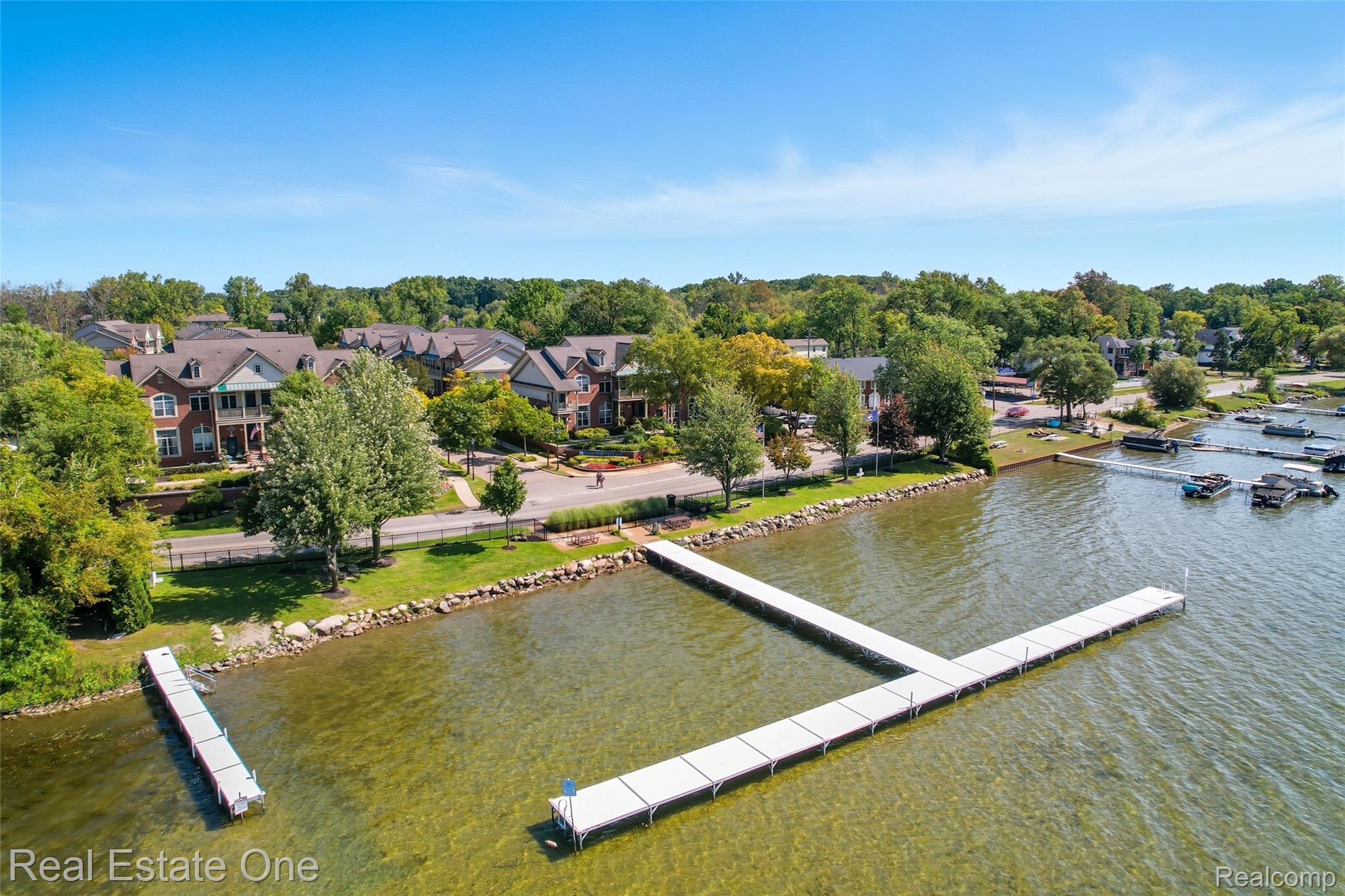 464 Old Pine Way Walled Lake City MI 48390