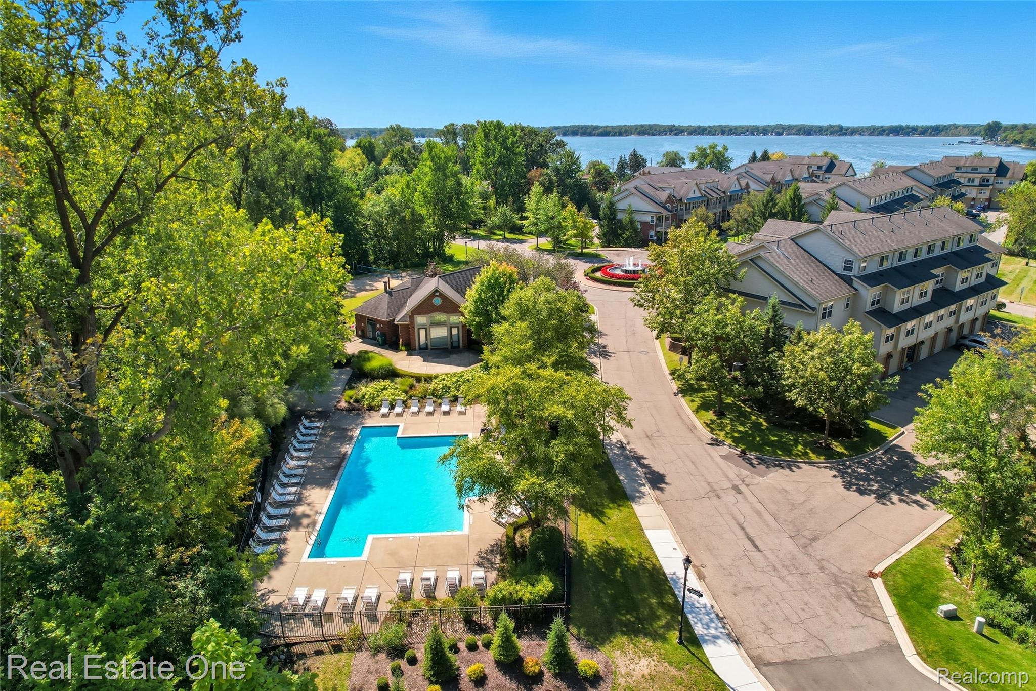 464 Old Pine Way Walled Lake City MI 48390