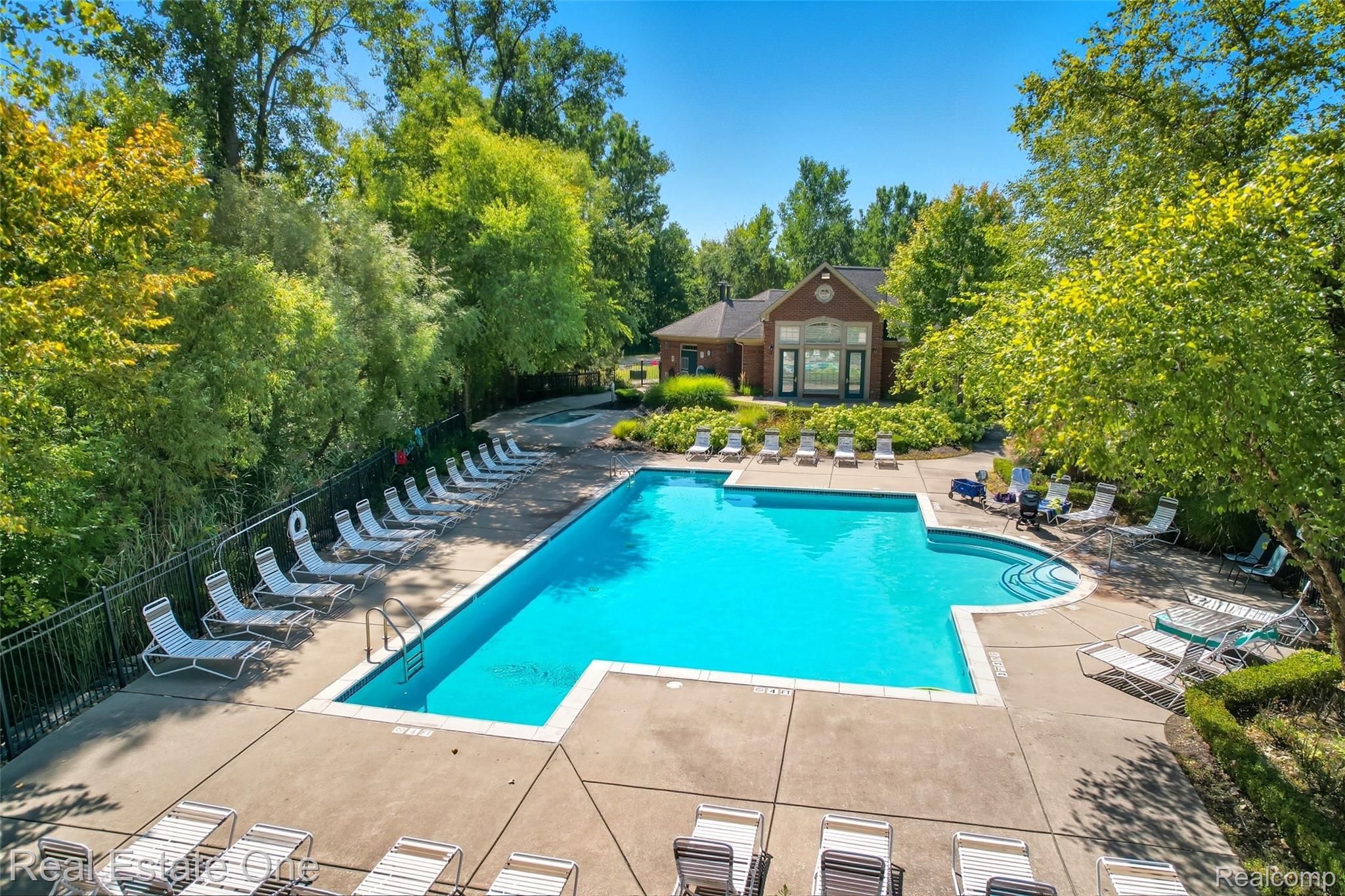 464 Old Pine Way Walled Lake City MI 48390