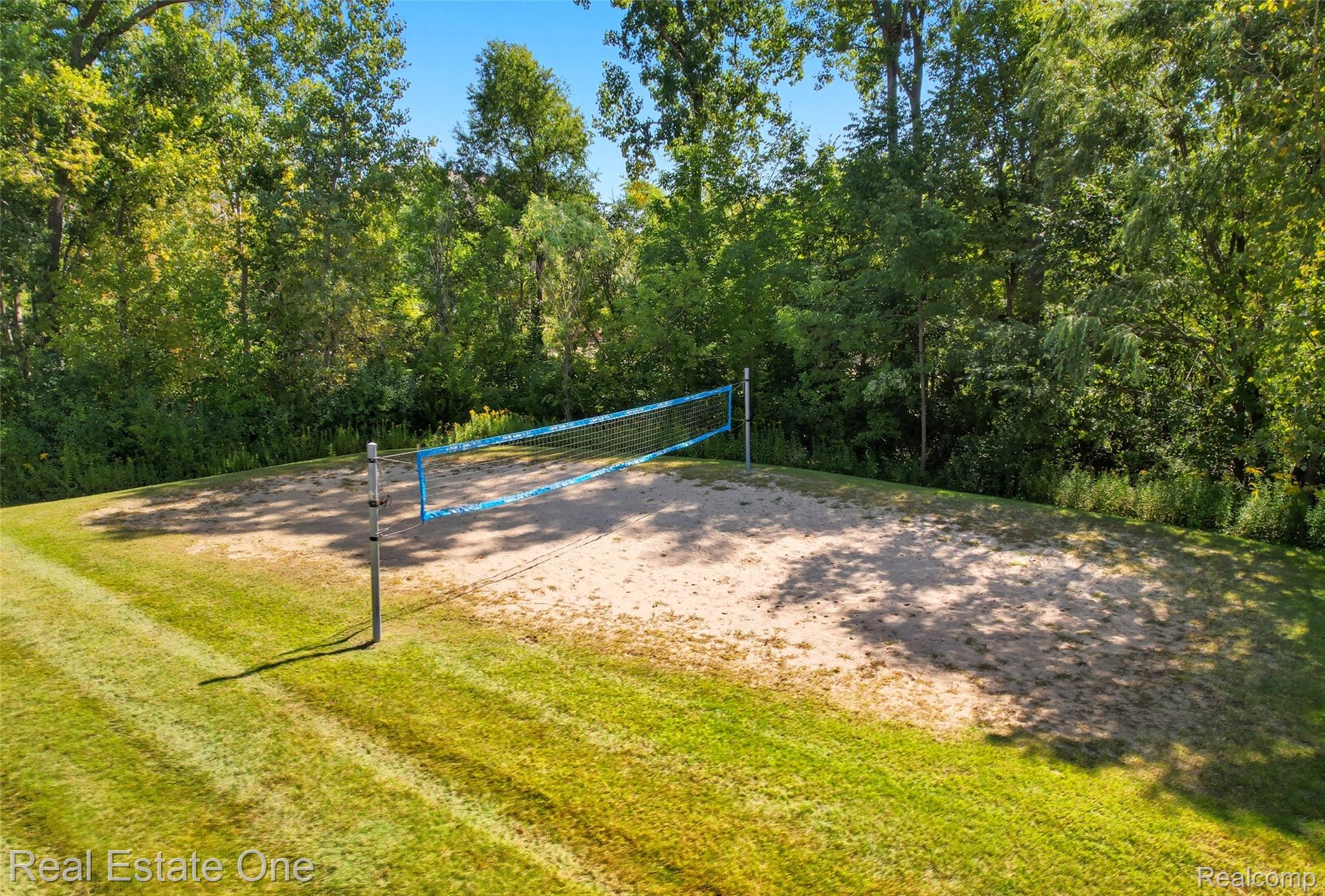 464 Old Pine Way Walled Lake City MI 48390