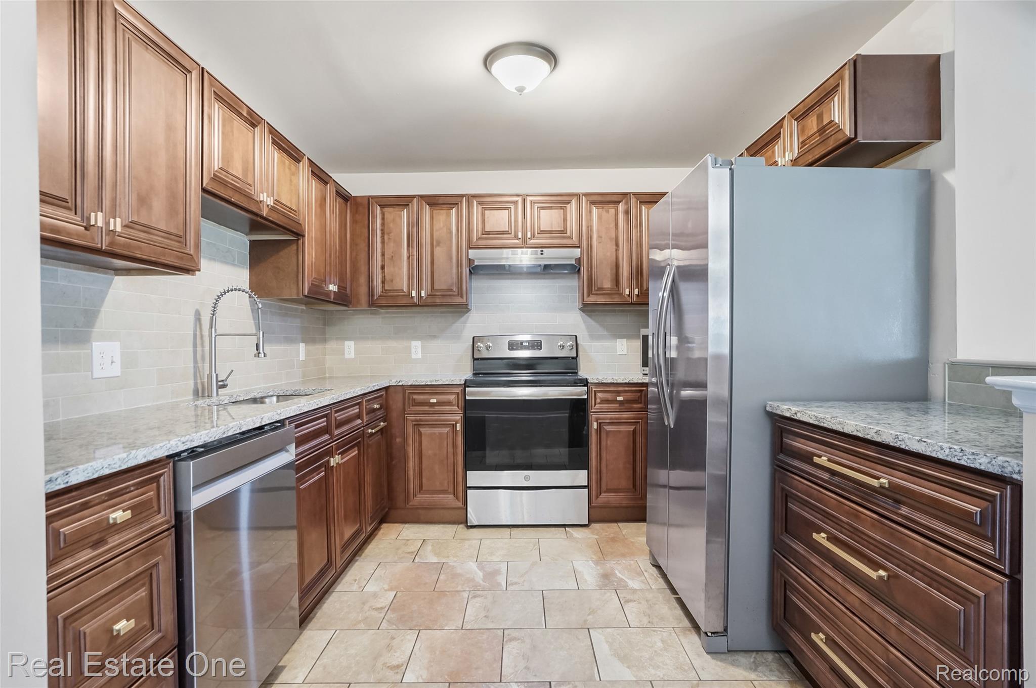 464 Old Pine Way Walled Lake City MI 48390