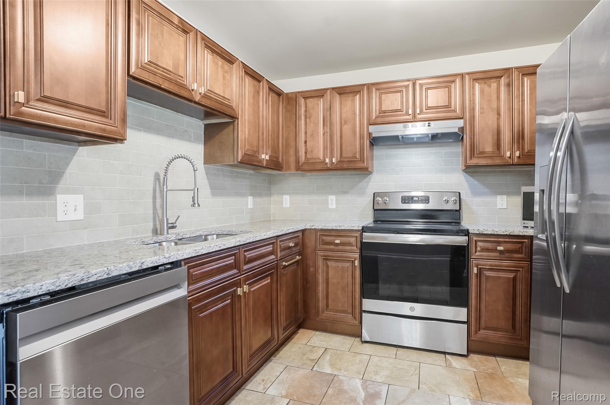 464 Old Pine Way Walled Lake City MI 48390