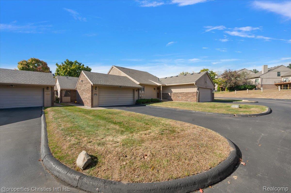 35509 Heritage Lane Farmington City MI 48335