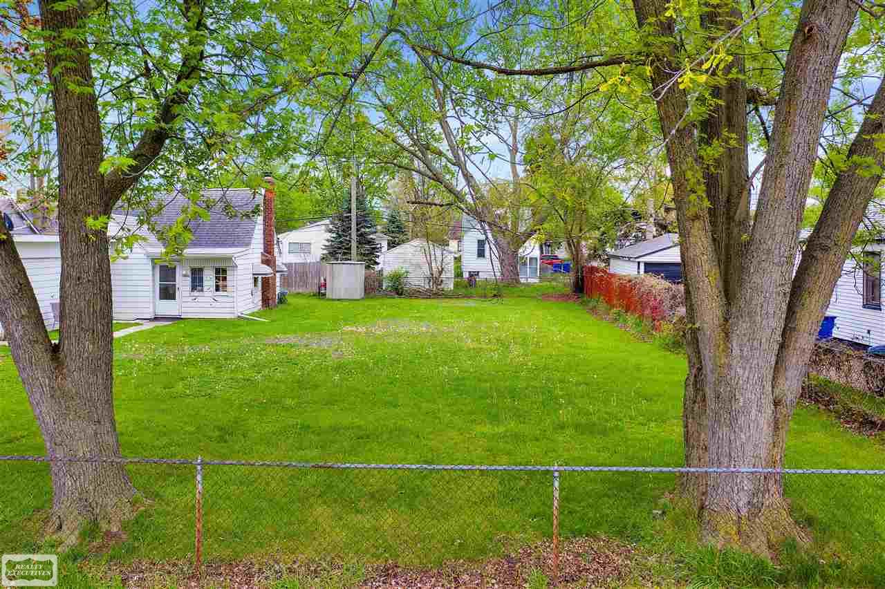 12444 Vernon Street Warren City MI 48091