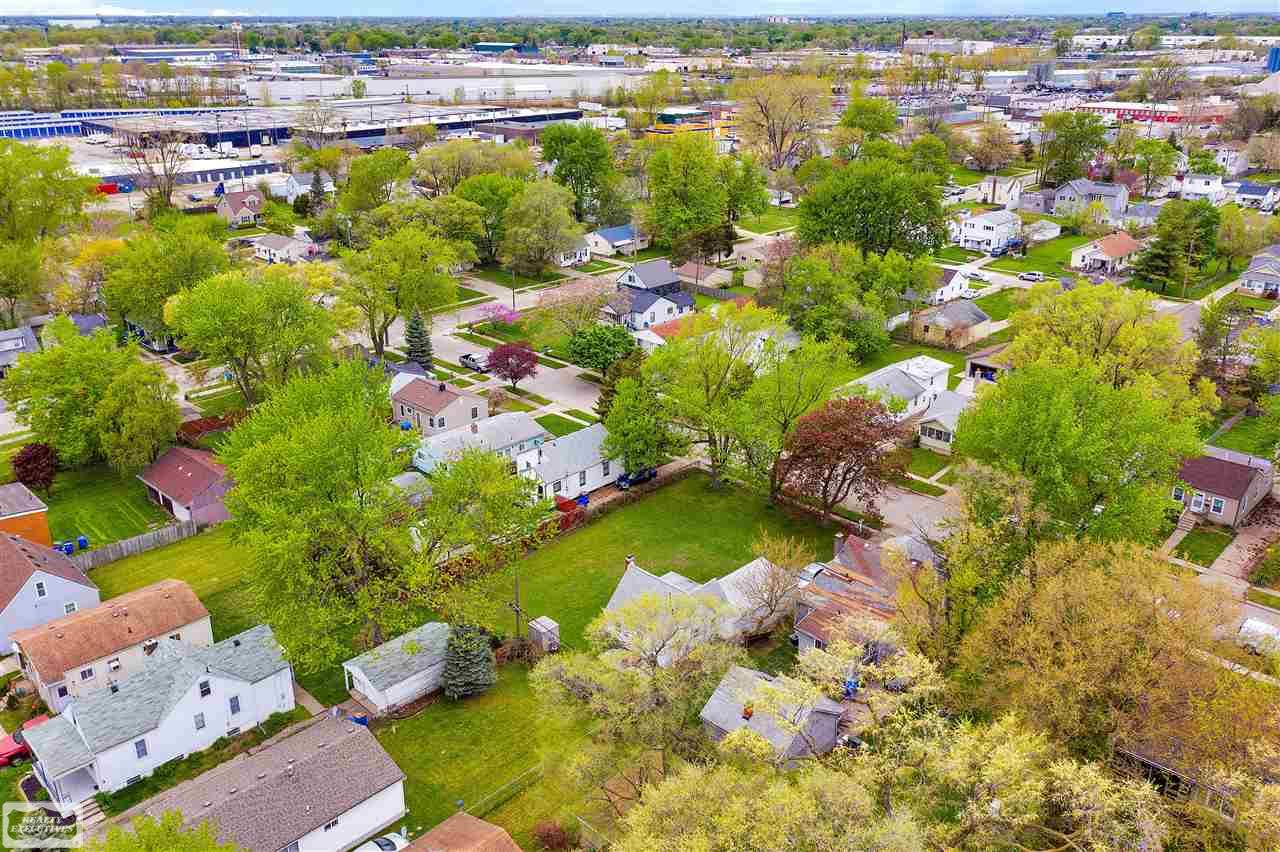 12444 Vernon Street Warren City MI 48091