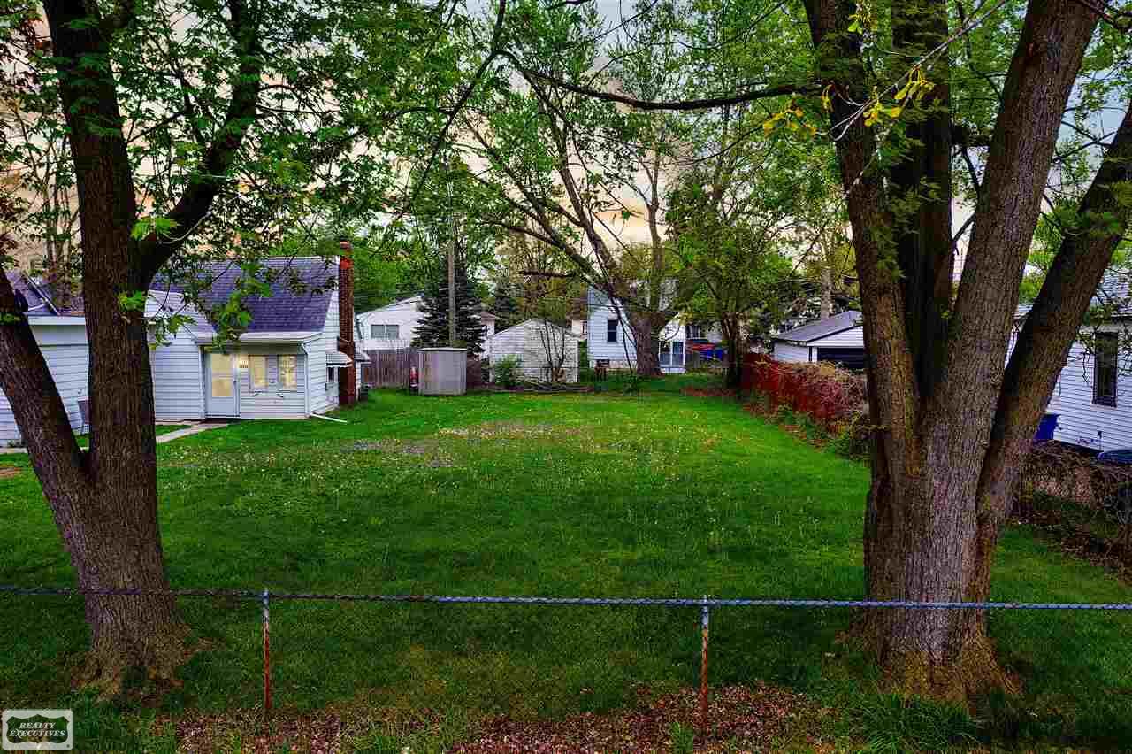 12444 Vernon Street Warren City MI 48091