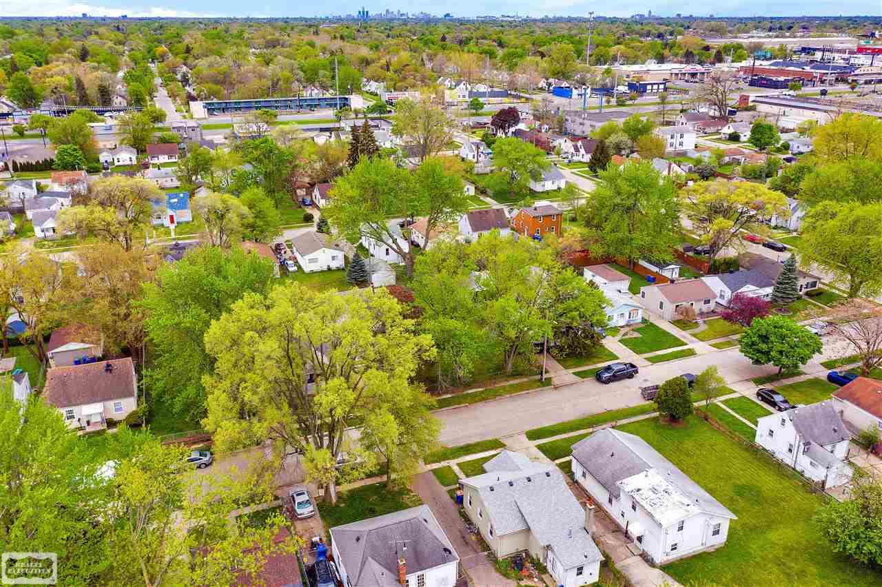 12444 Vernon Street Warren City MI 48091