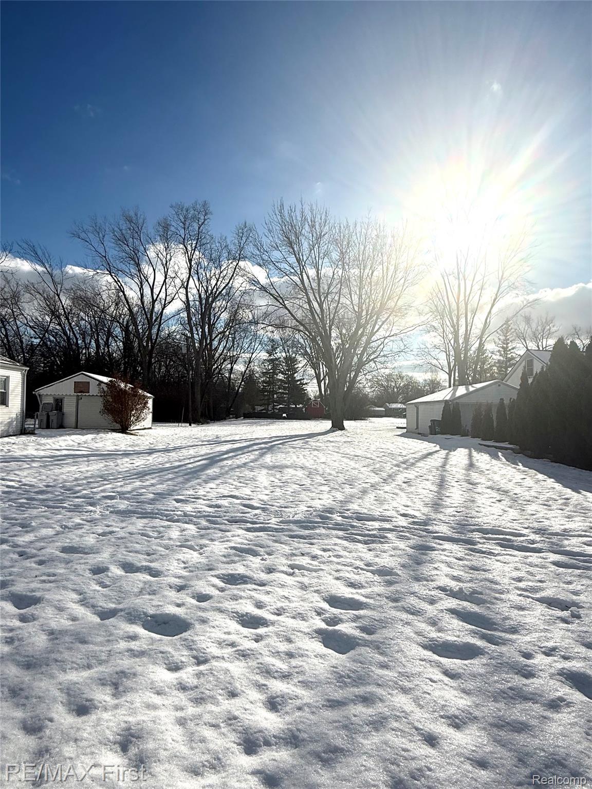 Vacant E Maple Road Troy City MI 48083