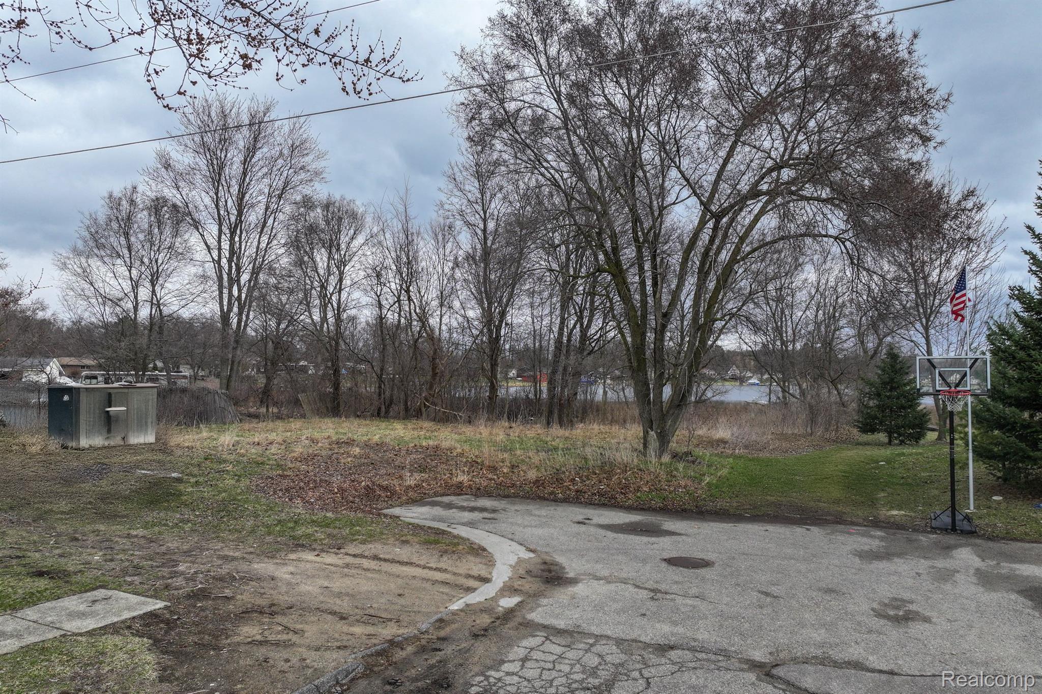 Ville Delphine Drive Holly Village MI 48442