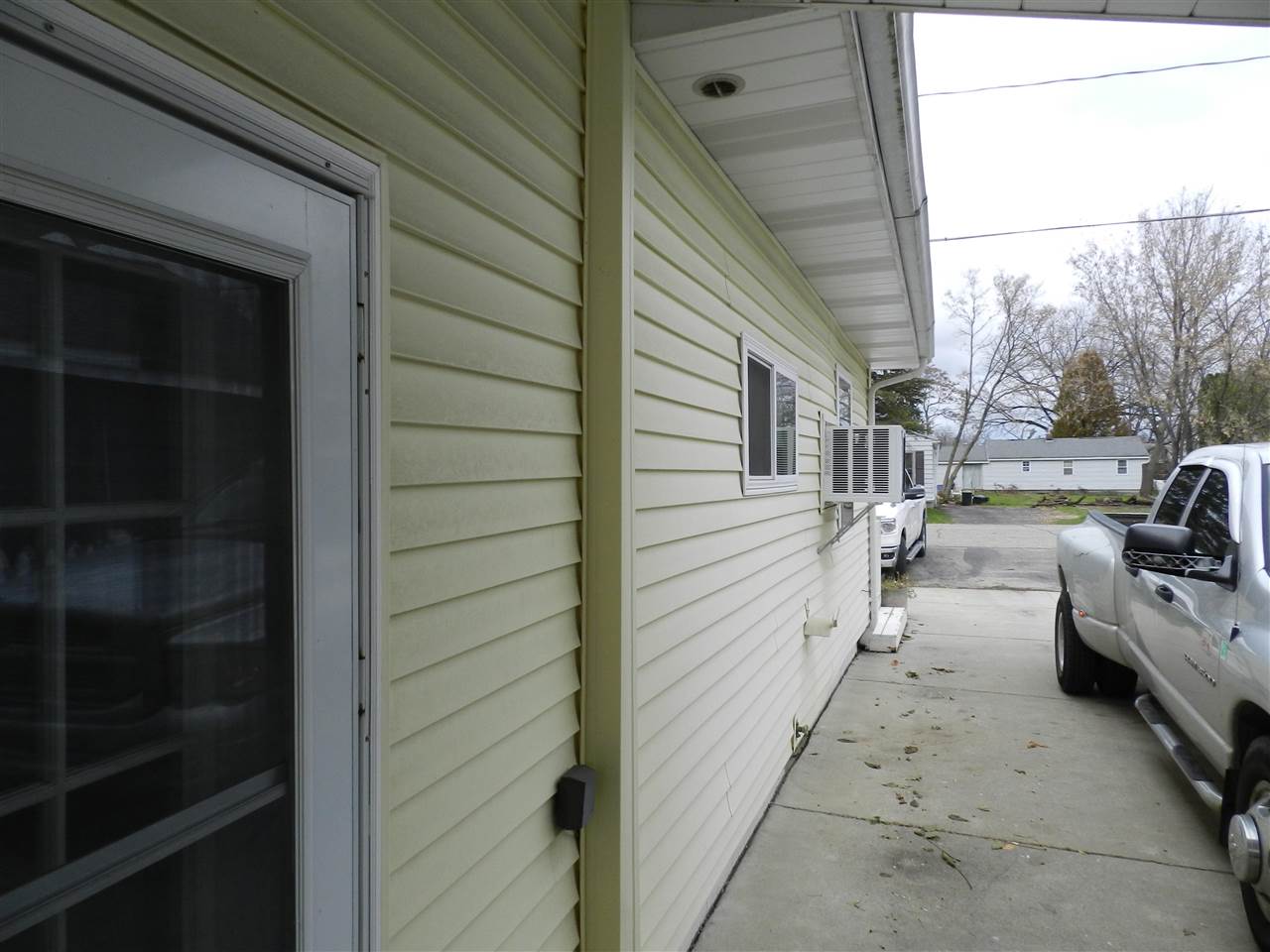 1051 W Mclean Flint City MI 48507