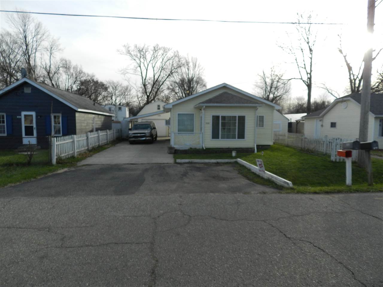 1051 W Mclean Flint City MI 48507