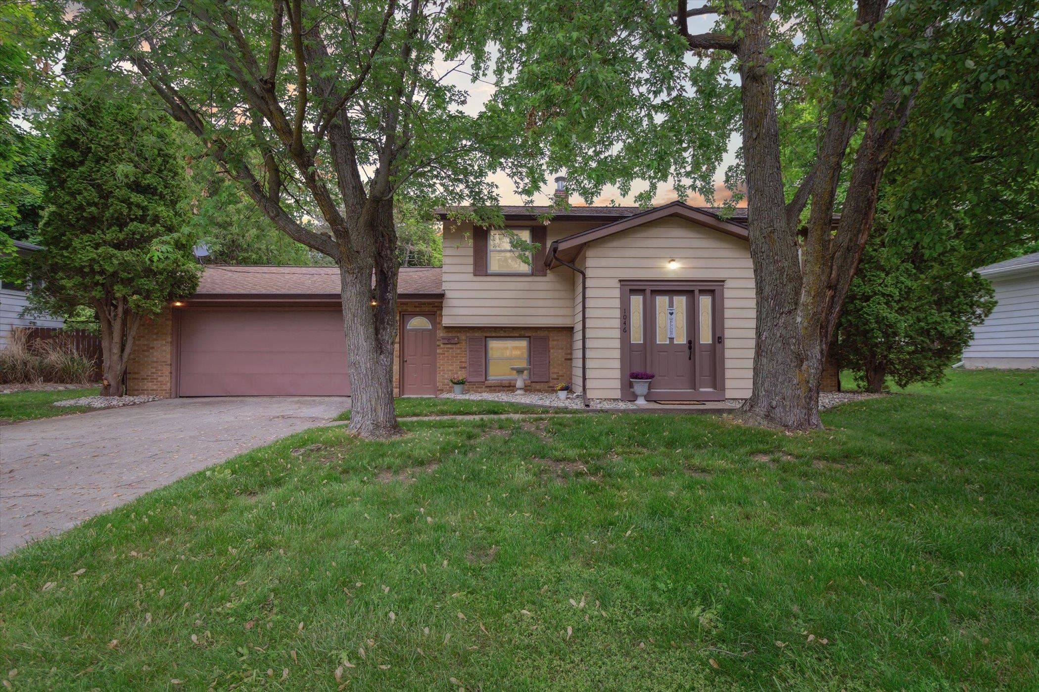 1046 W Center Alma City MI 48801