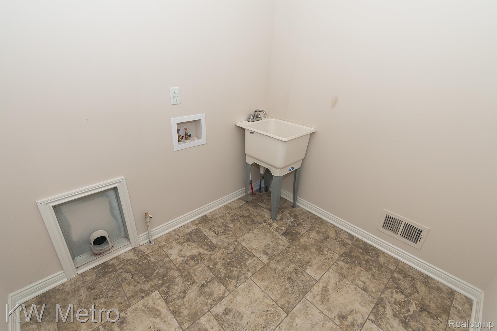 2696 John Bartley Circle Sterling Heights City MI 48310