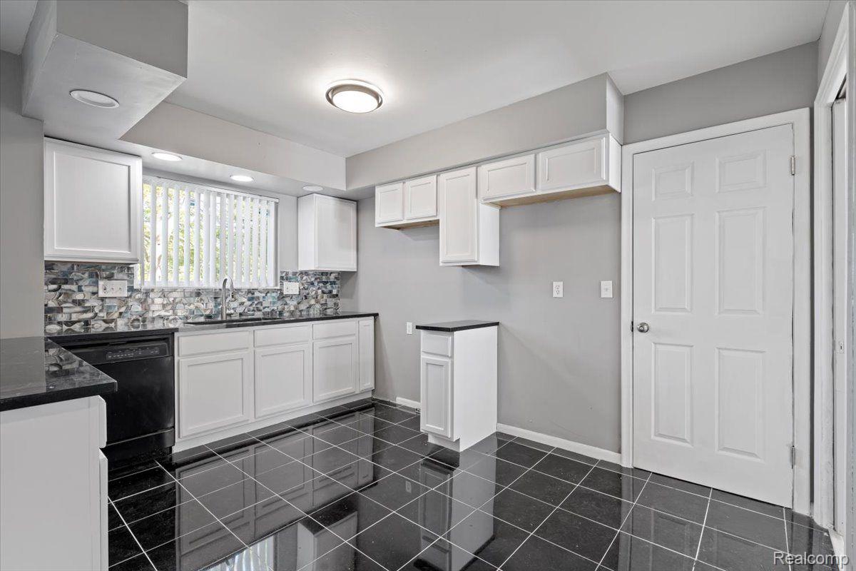 21078 Mitchelldale Avenue Royal Oak Charter Township MI 48220