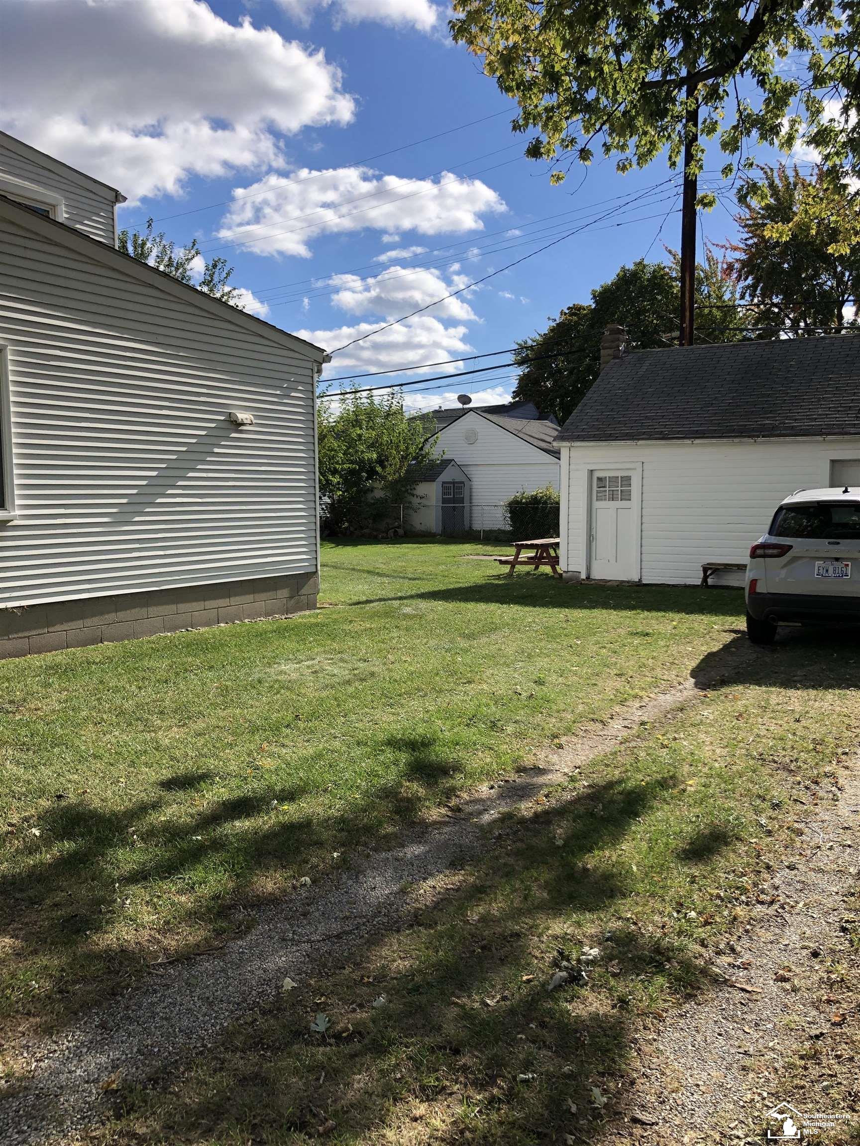 15163 University Street Allen Park City MI 48101