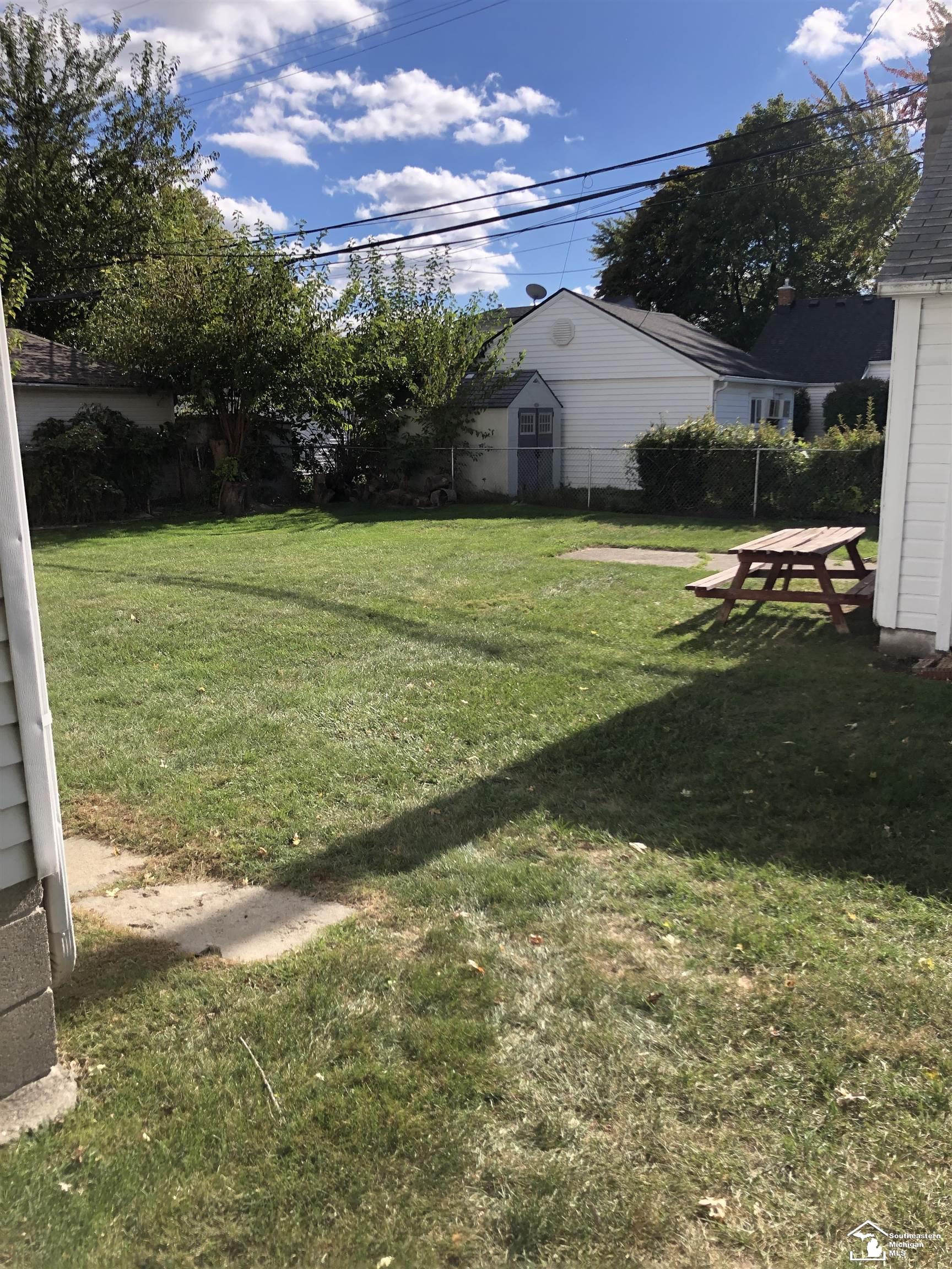 15163 University Street Allen Park City MI 48101