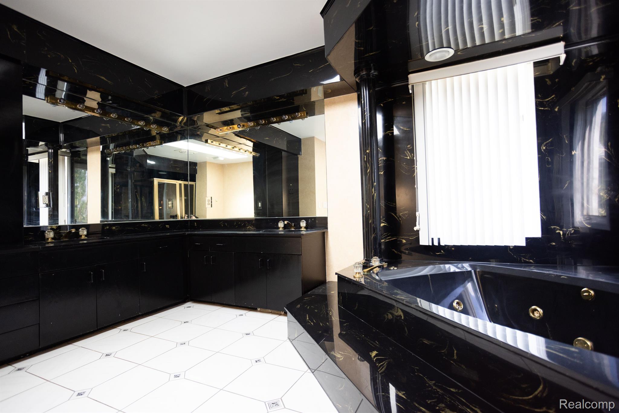 5881 Naneva West Bloomfield Charter Township MI 48322