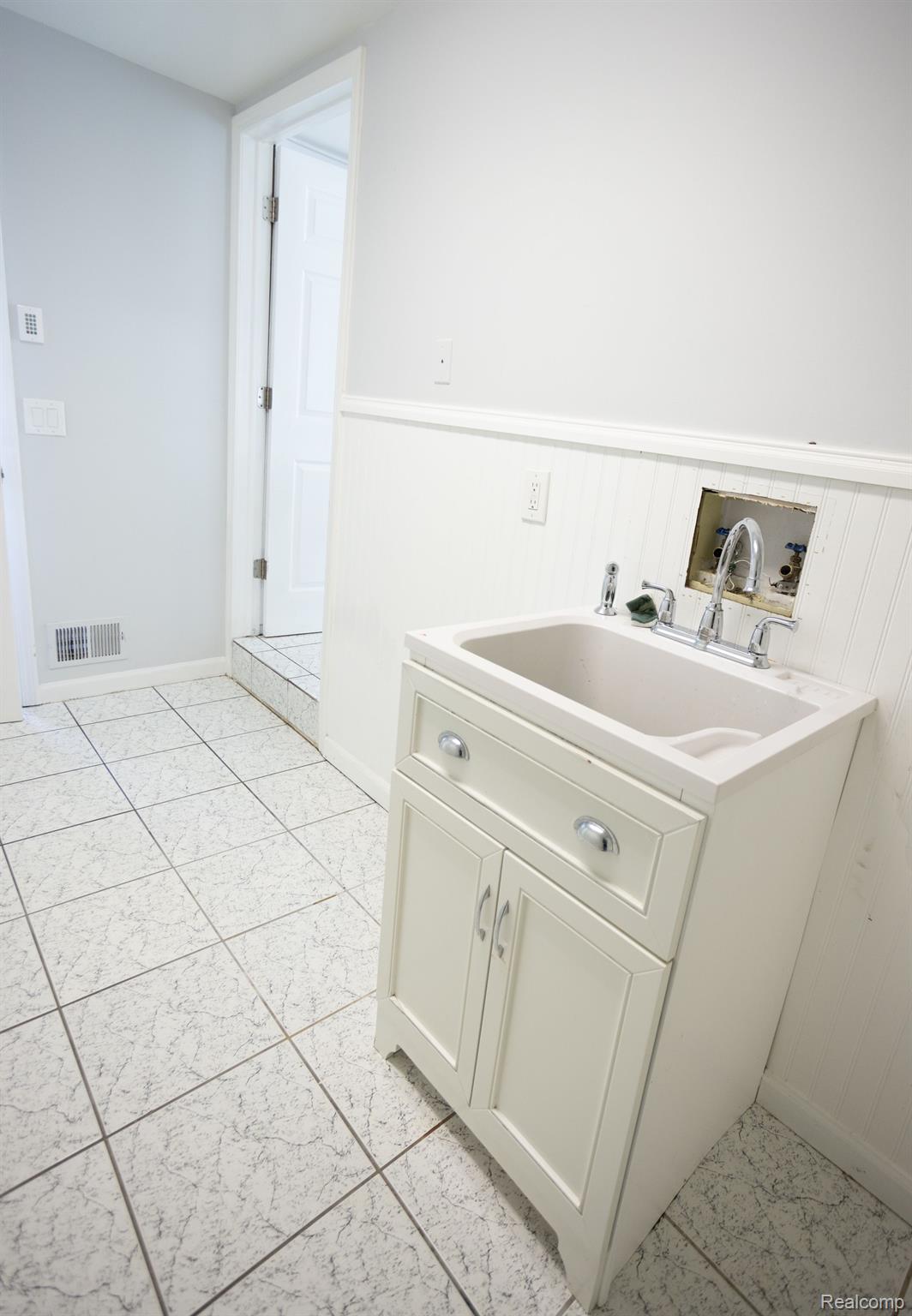 5881 Naneva West Bloomfield Charter Township MI 48322