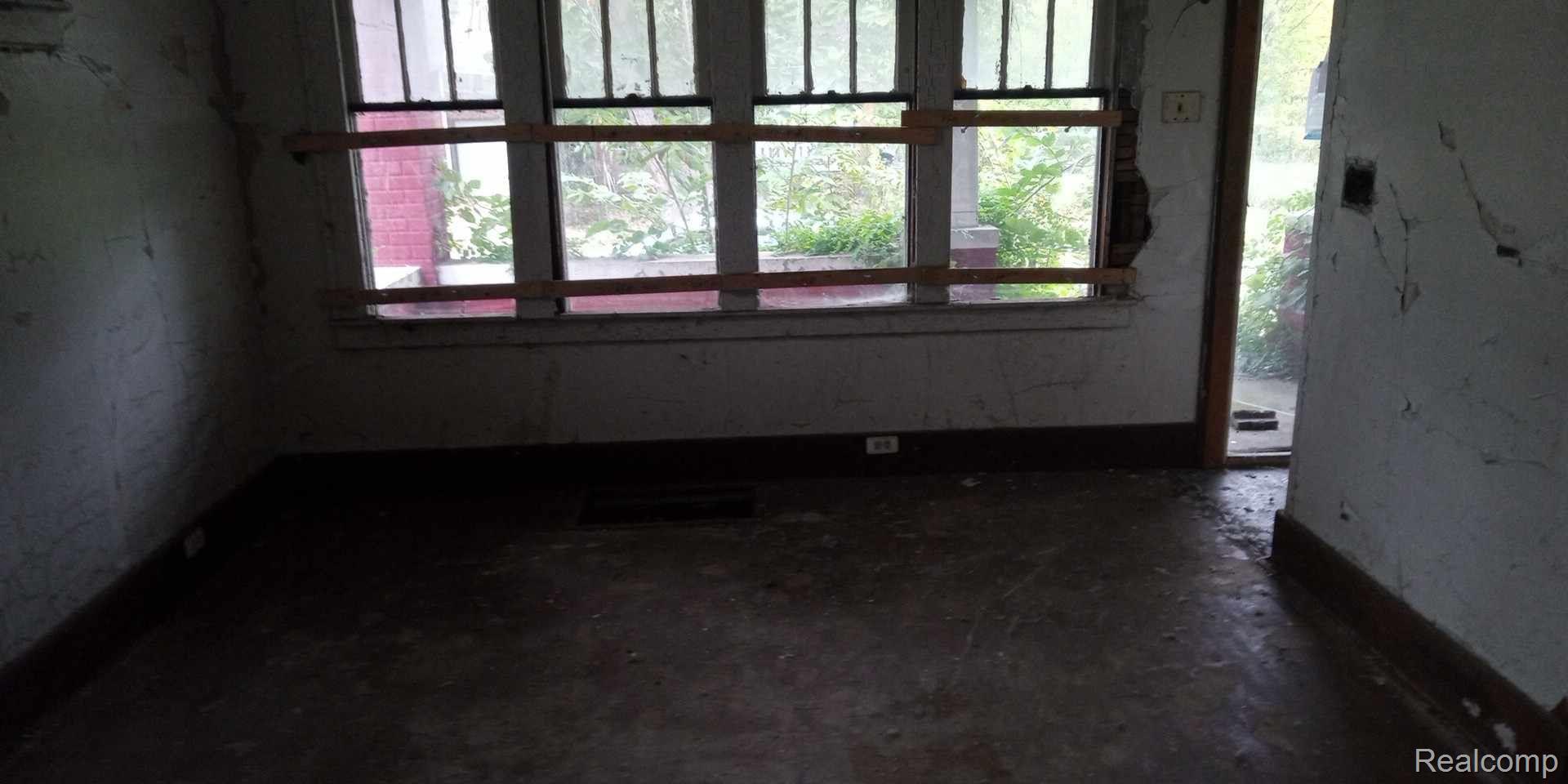 13832 Pinewood Street Detroit City MI 48205