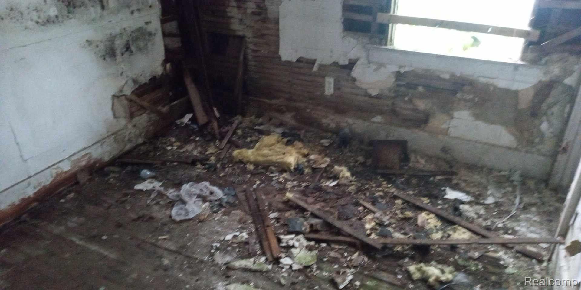 13832 Pinewood Street Detroit City MI 48205