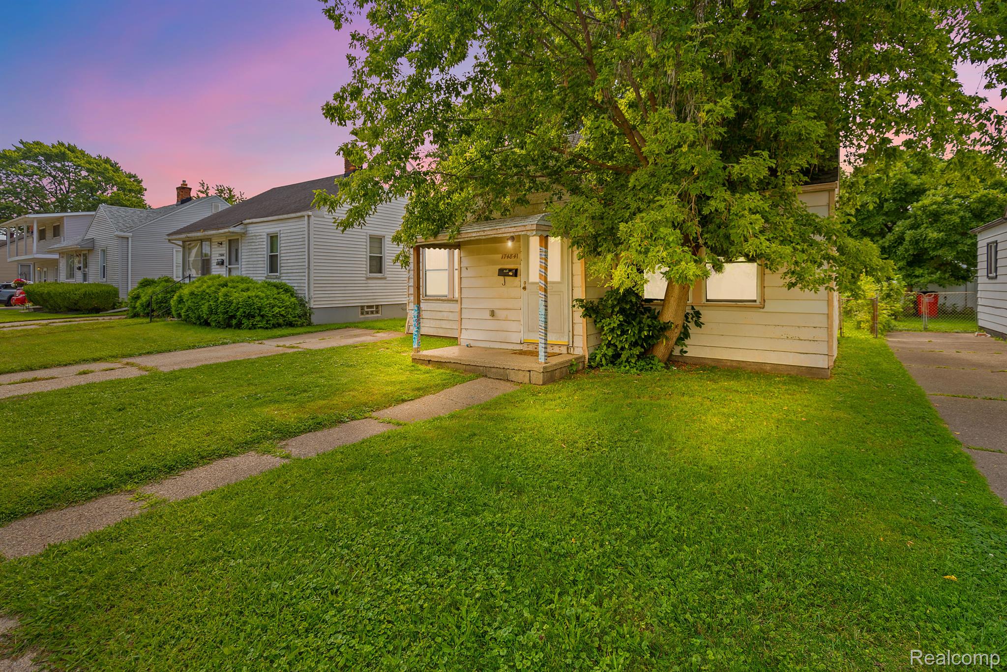 17484 Lowell Street Roseville City MI 48066
