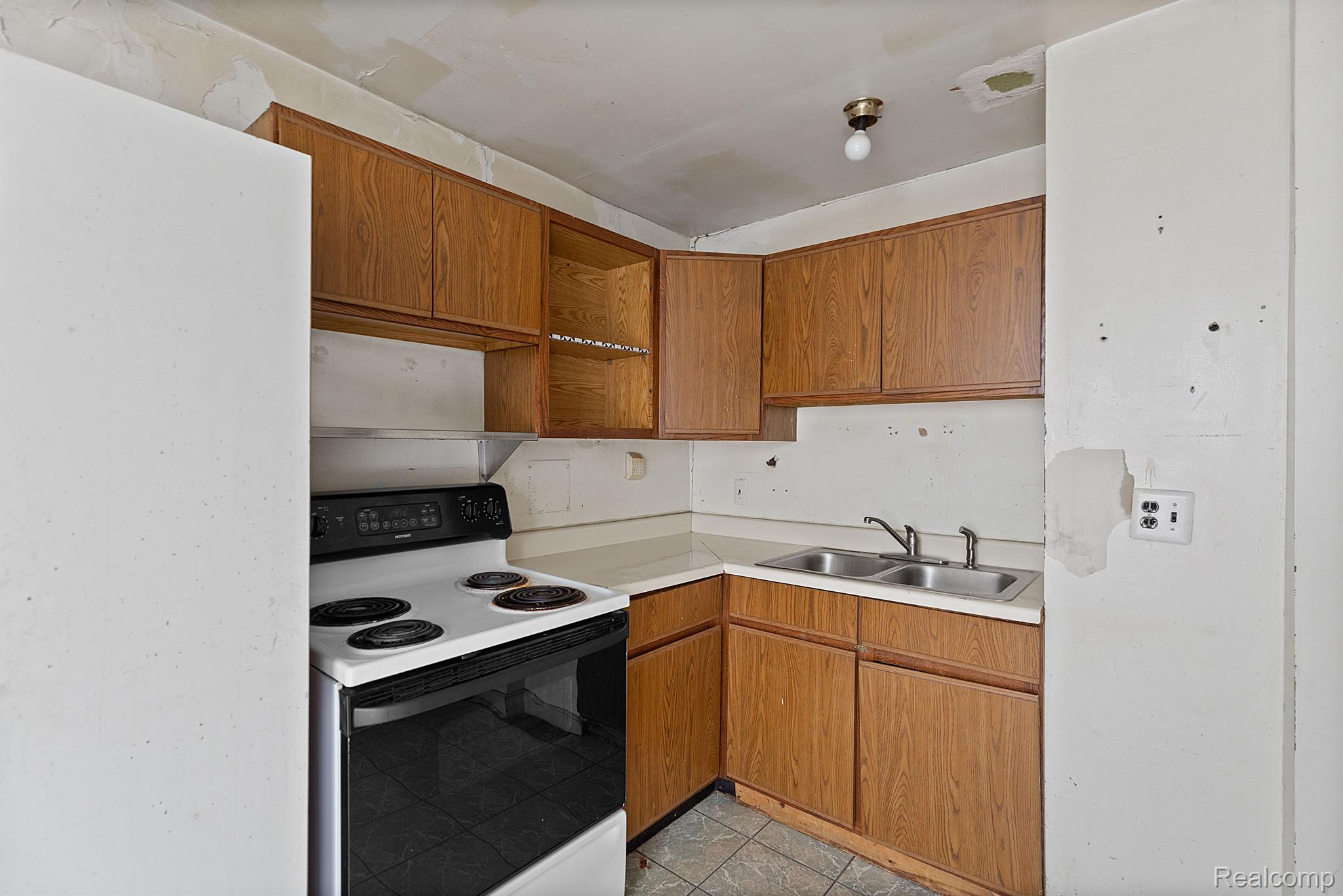 17484 Lowell Street Roseville City MI 48066