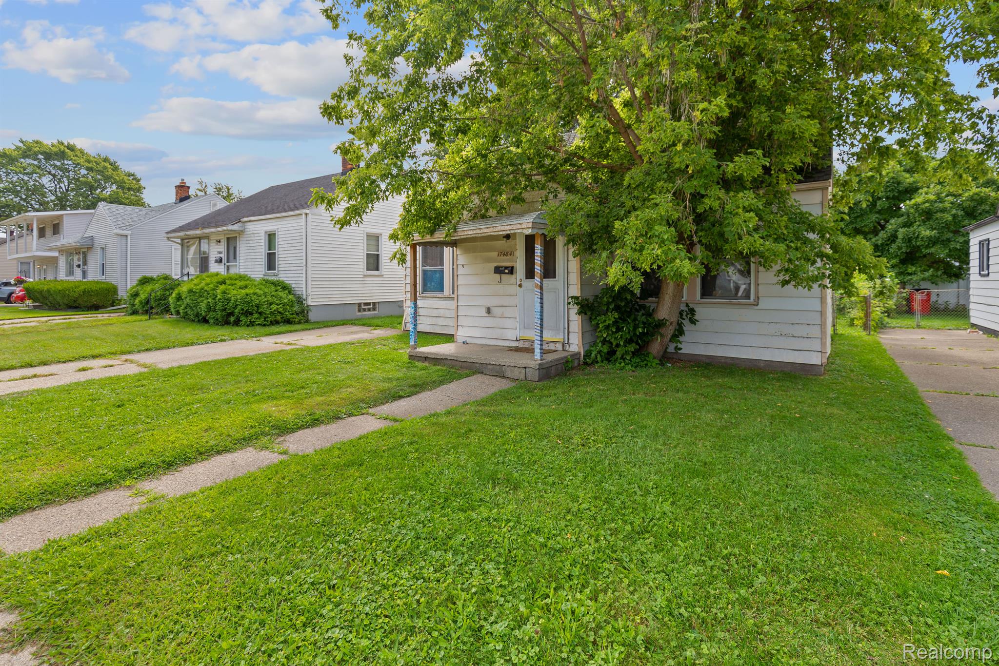 17484 Lowell Street Roseville City MI 48066