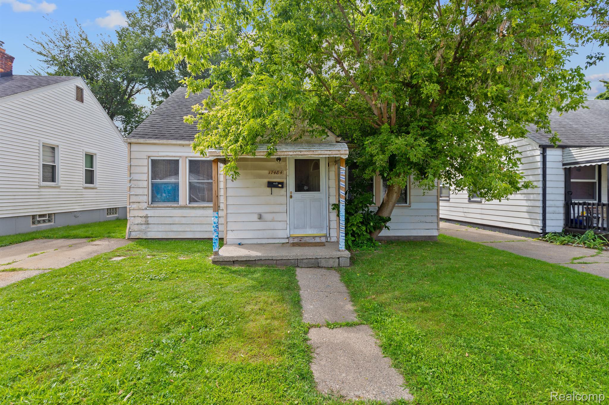 17484 Lowell Street Roseville City MI 48066