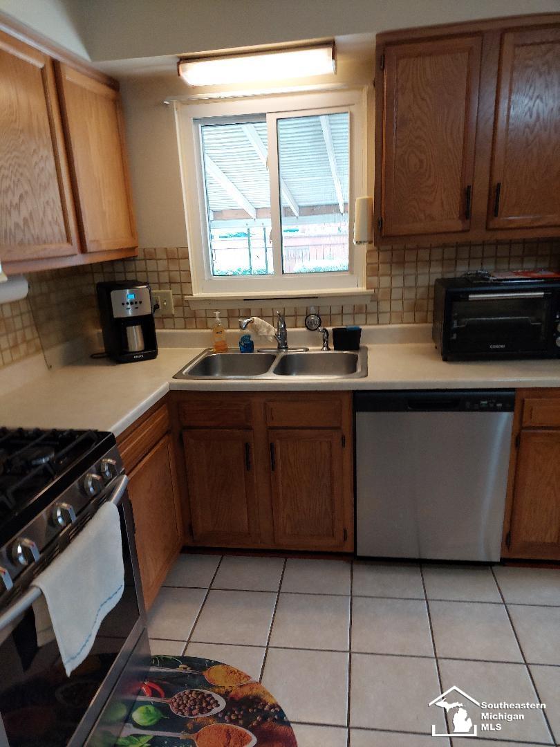 25315 Baker Taylor City MI 48180
