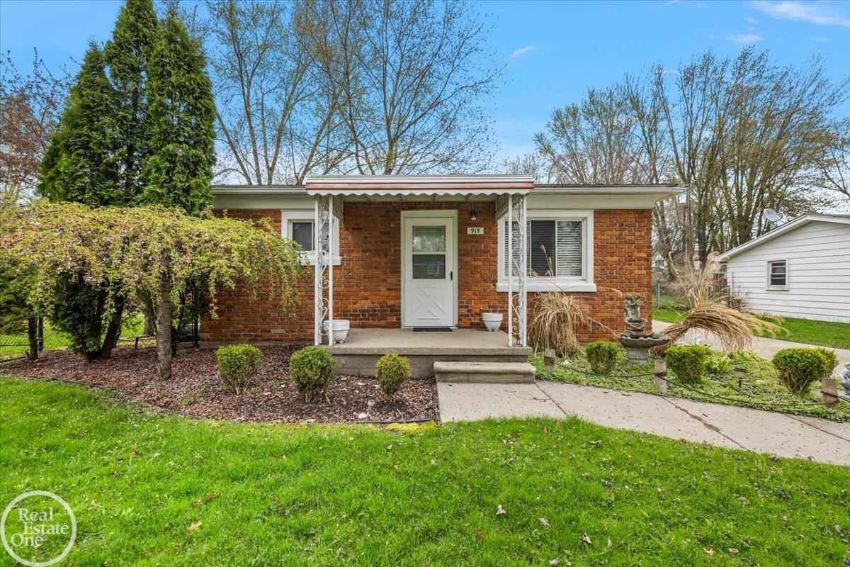 918 Columbia Street Algonac City MI 48001