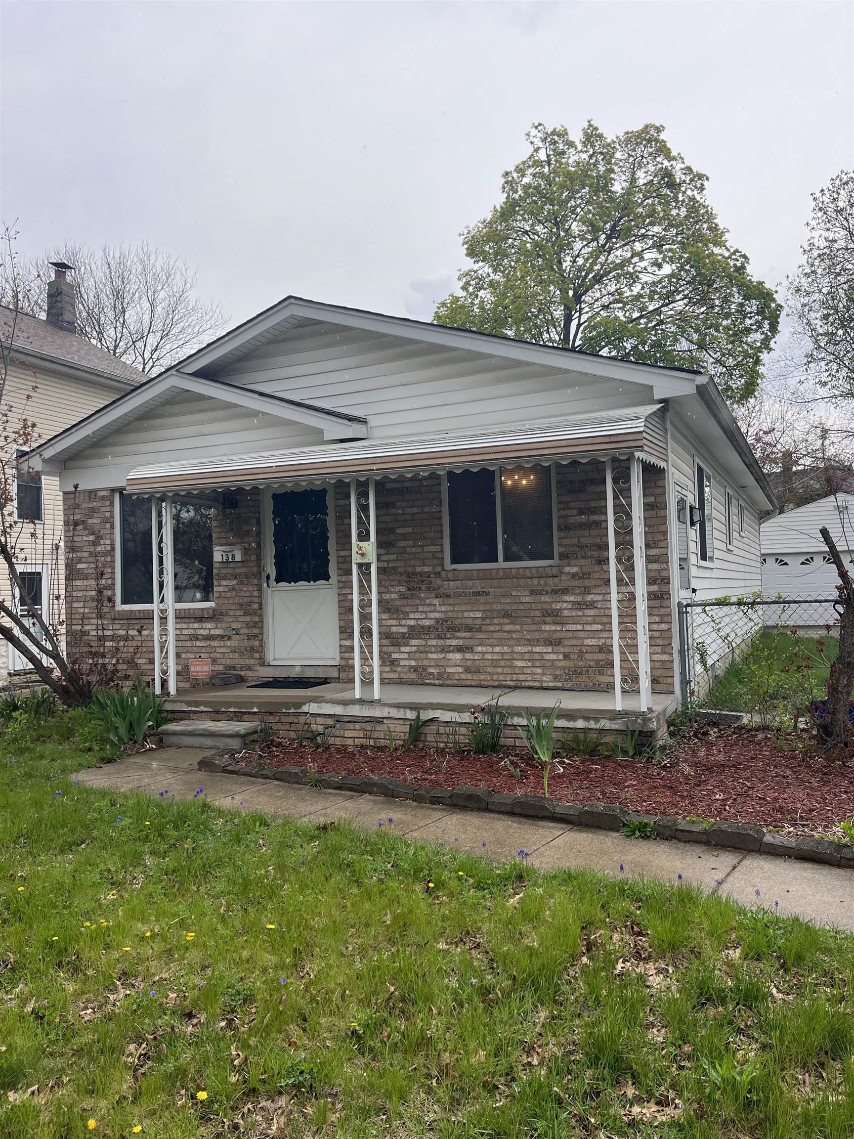 138 W Robert Hazel Park City MI 48030