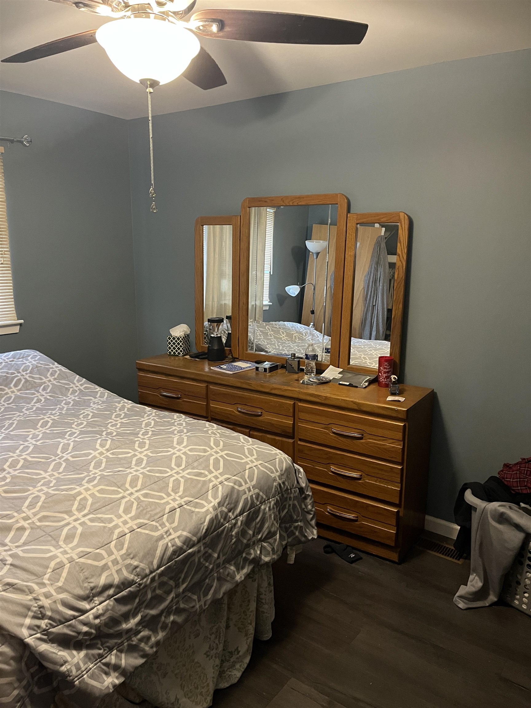 138 W Robert Hazel Park City MI 48030