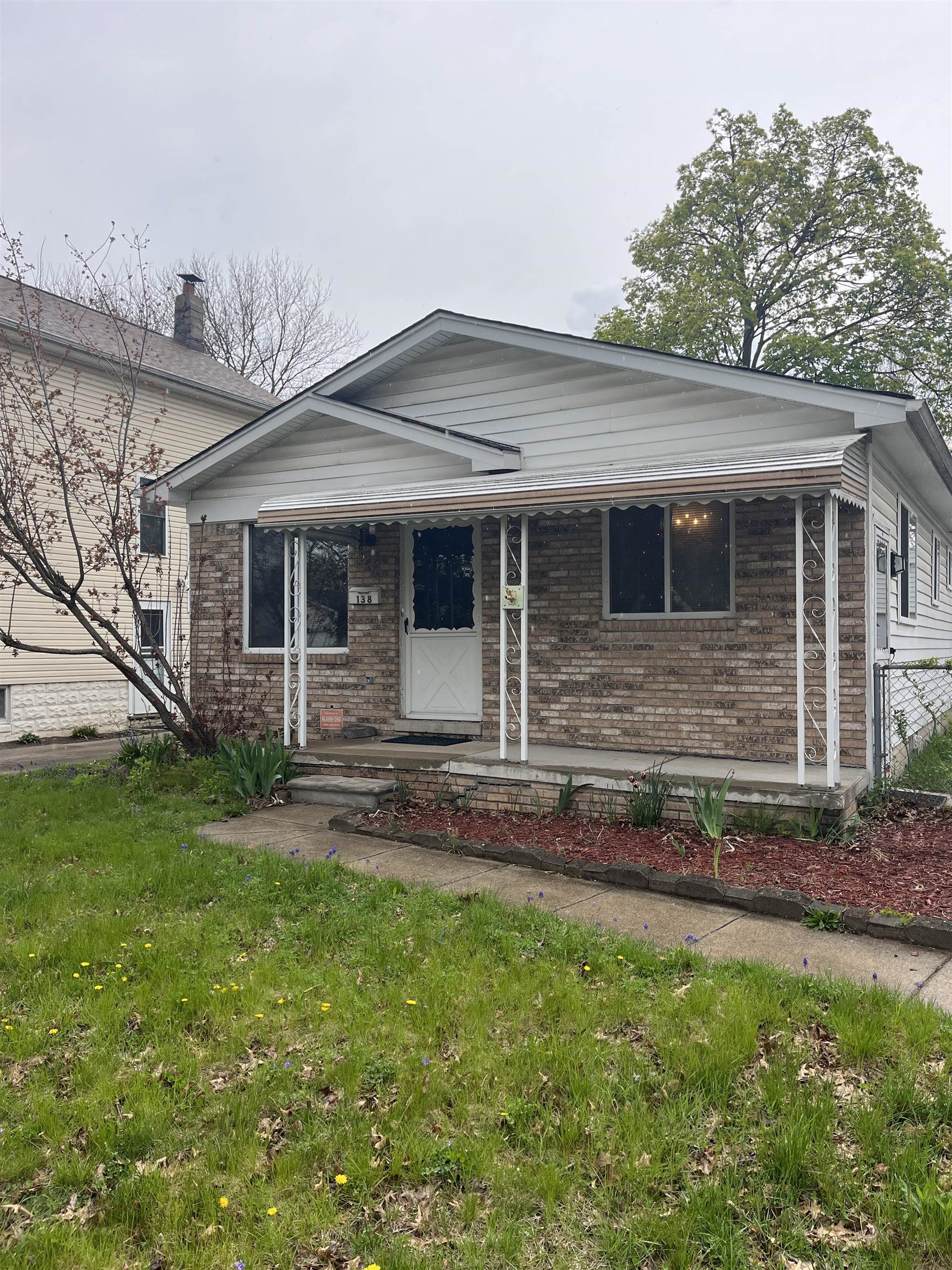 138 W Robert Hazel Park City MI 48030