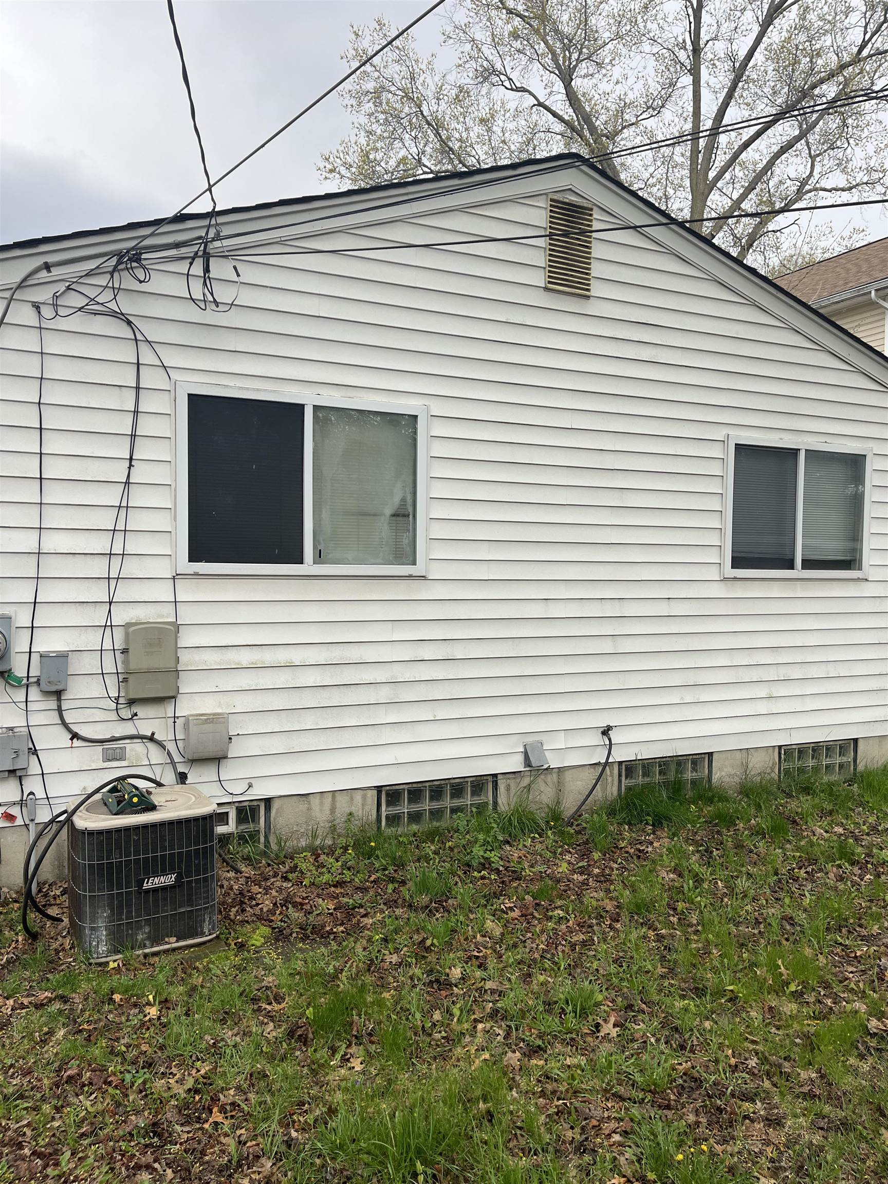 138 W Robert Hazel Park City MI 48030
