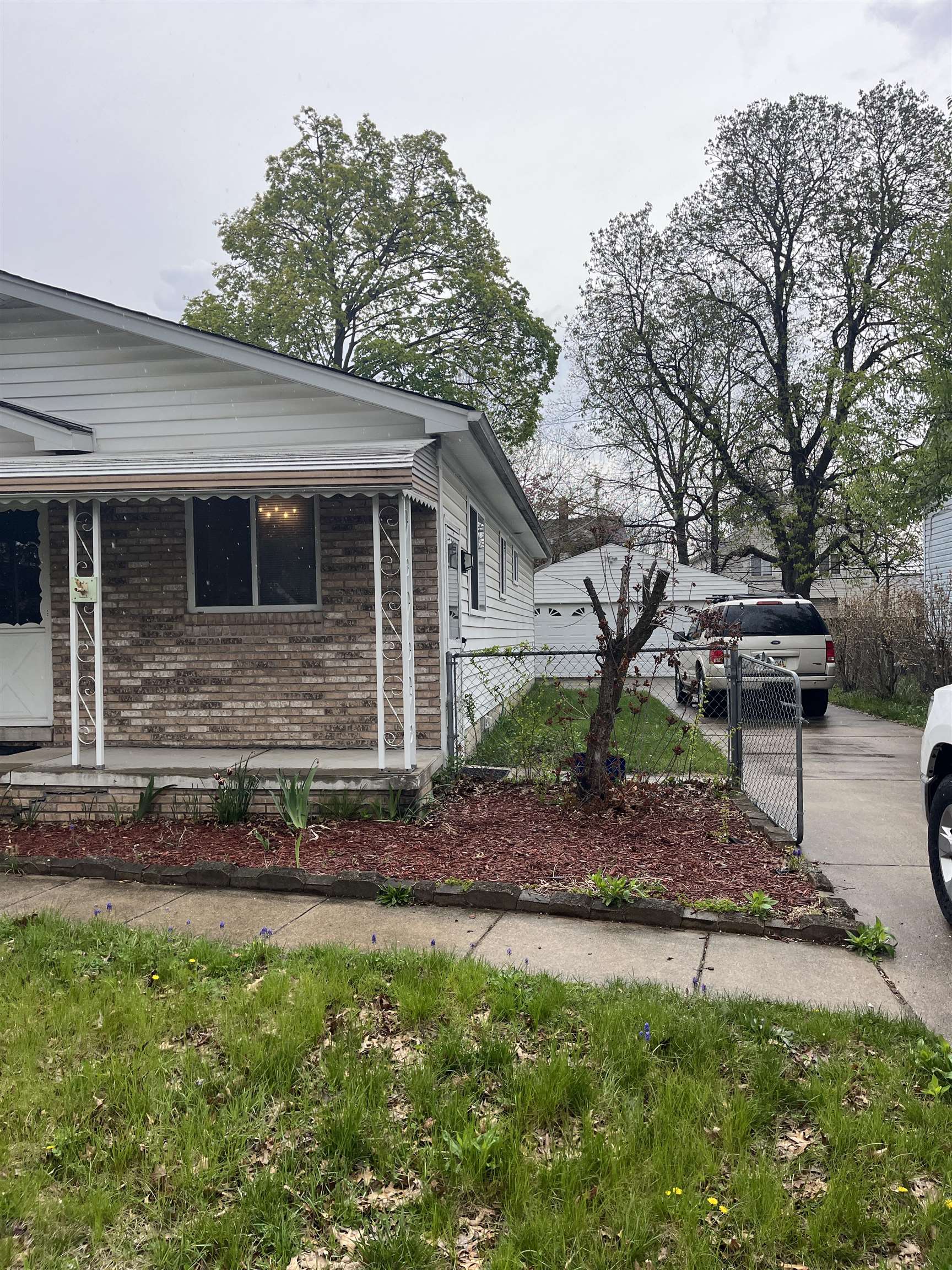 138 W Robert Hazel Park City MI 48030