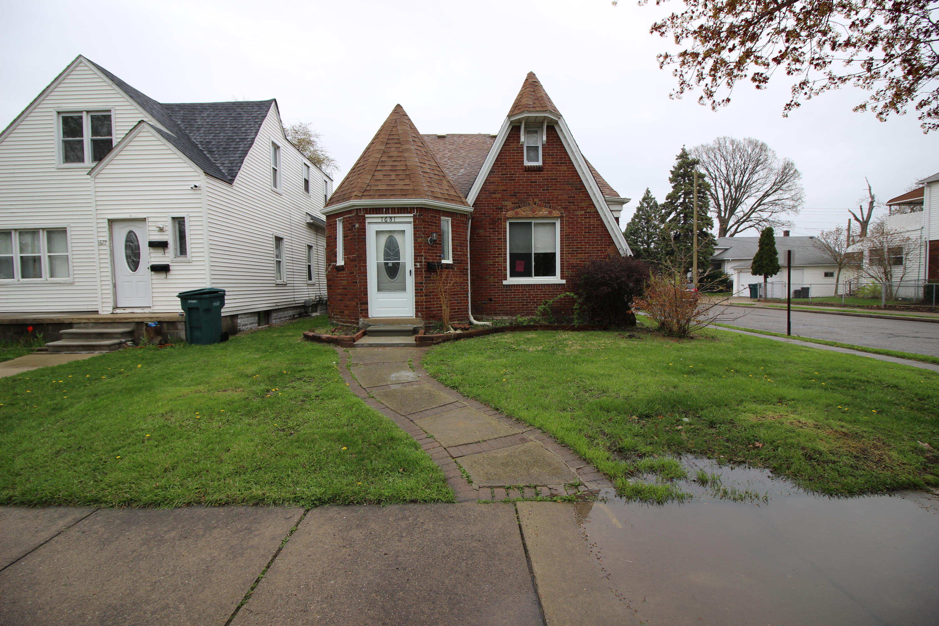 1681 Lafayette Boulevard Lincoln Park City MI 48146