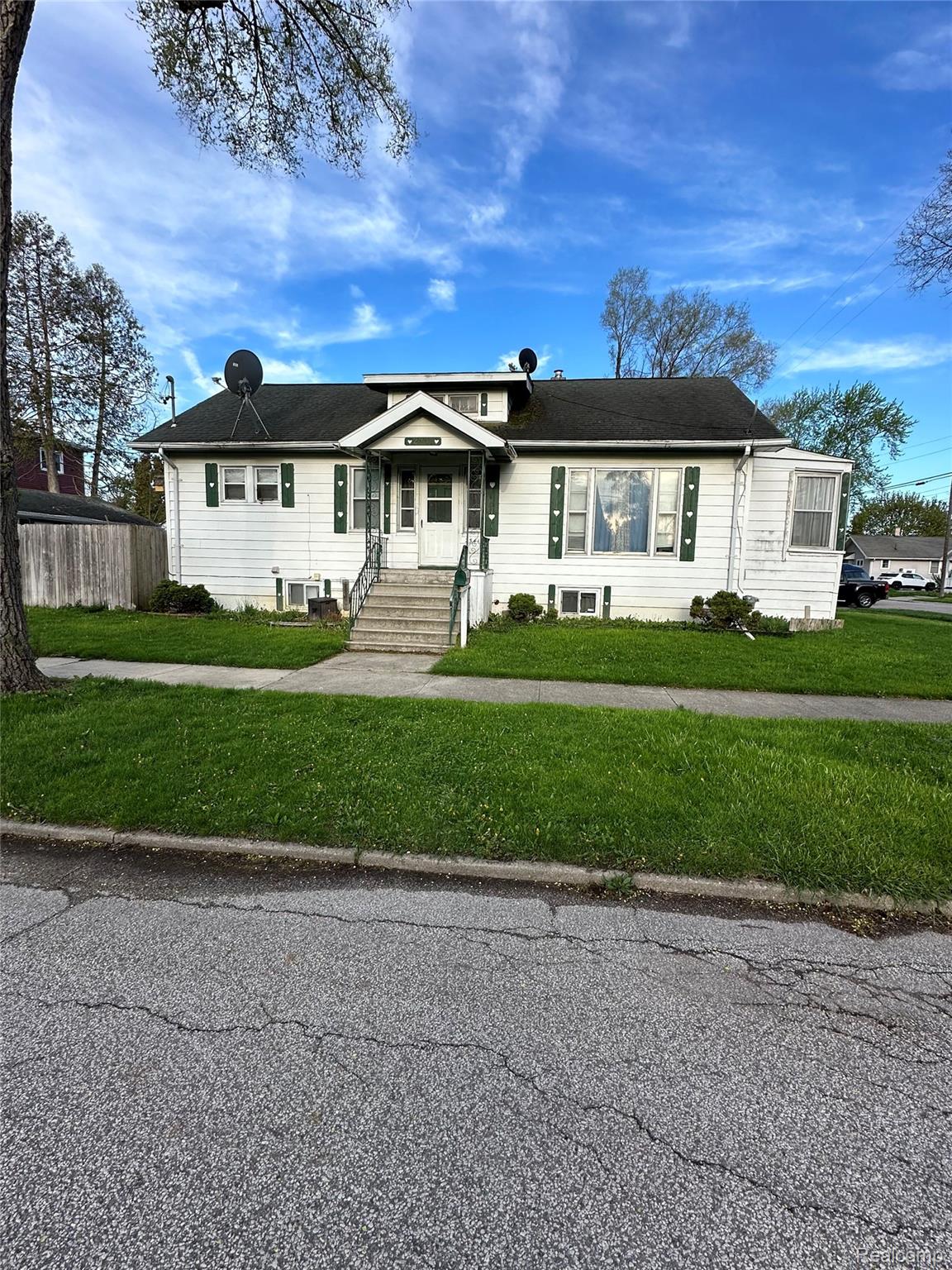 2341 N Clinton Street Saginaw City MI 48602