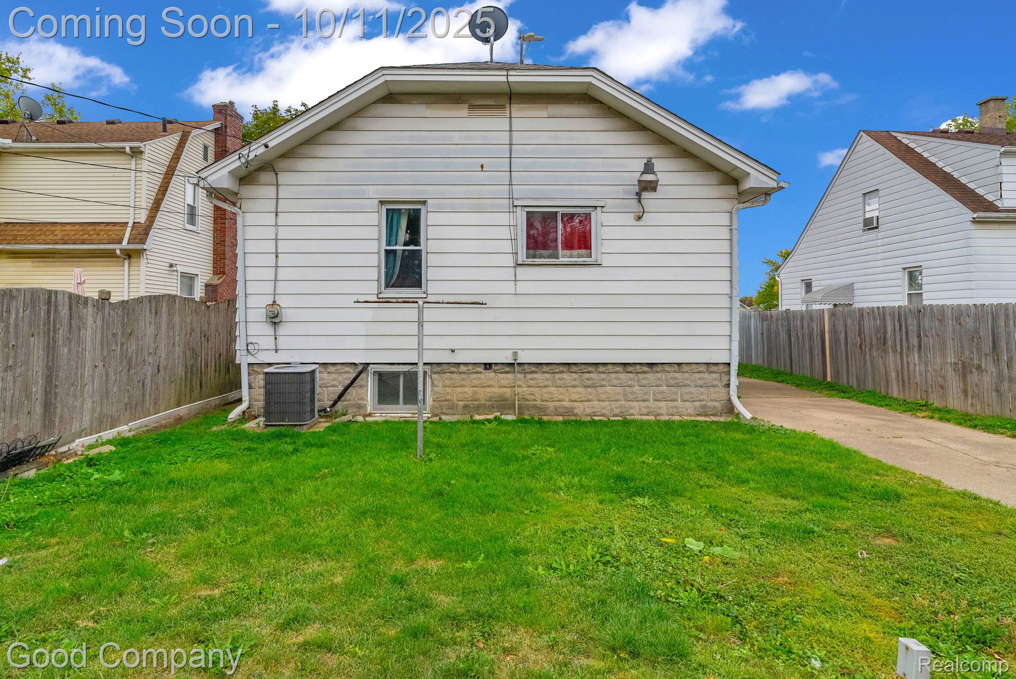 8459 Timken Avenue Warren City MI 48089