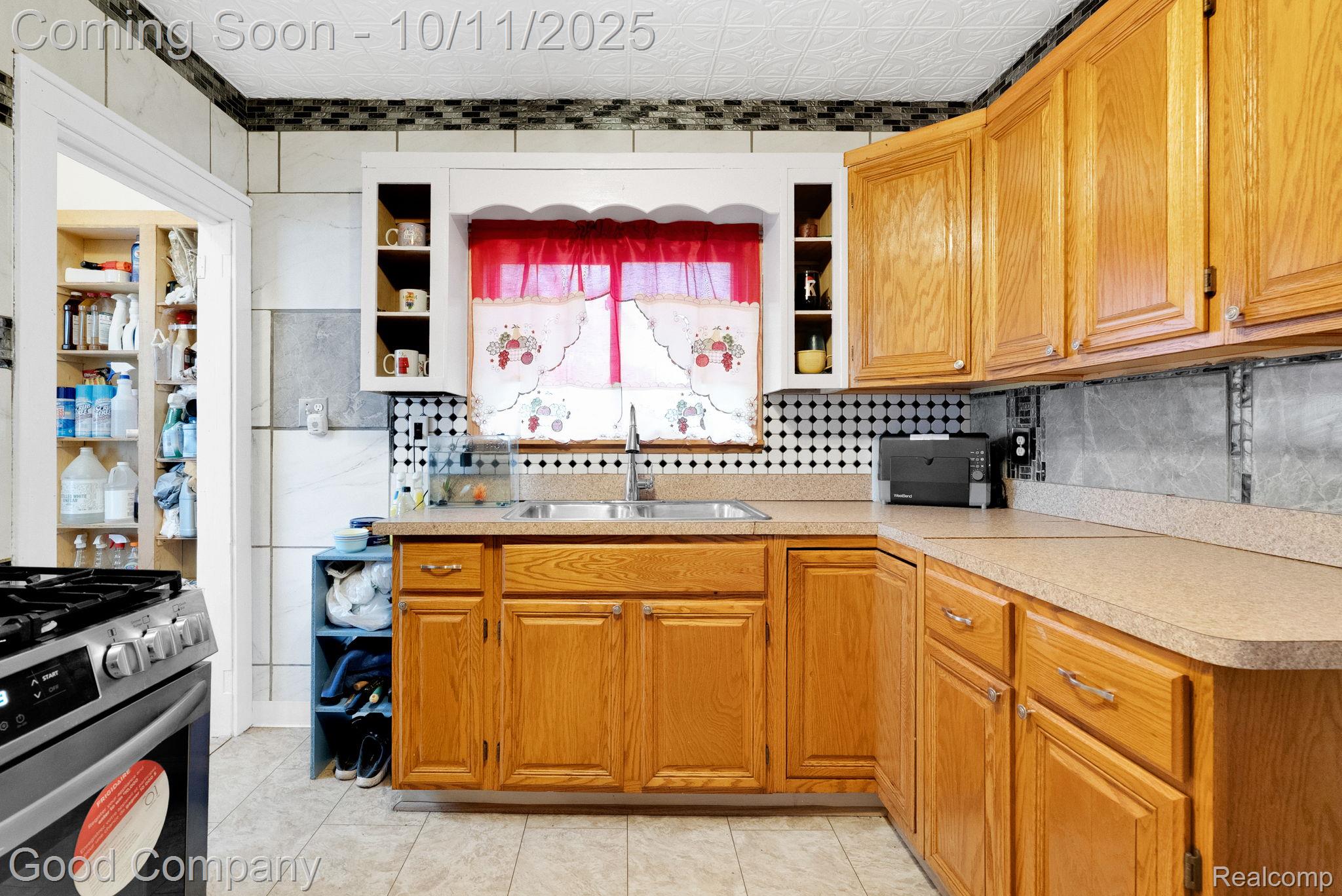 8459 Timken Avenue Warren City MI 48089