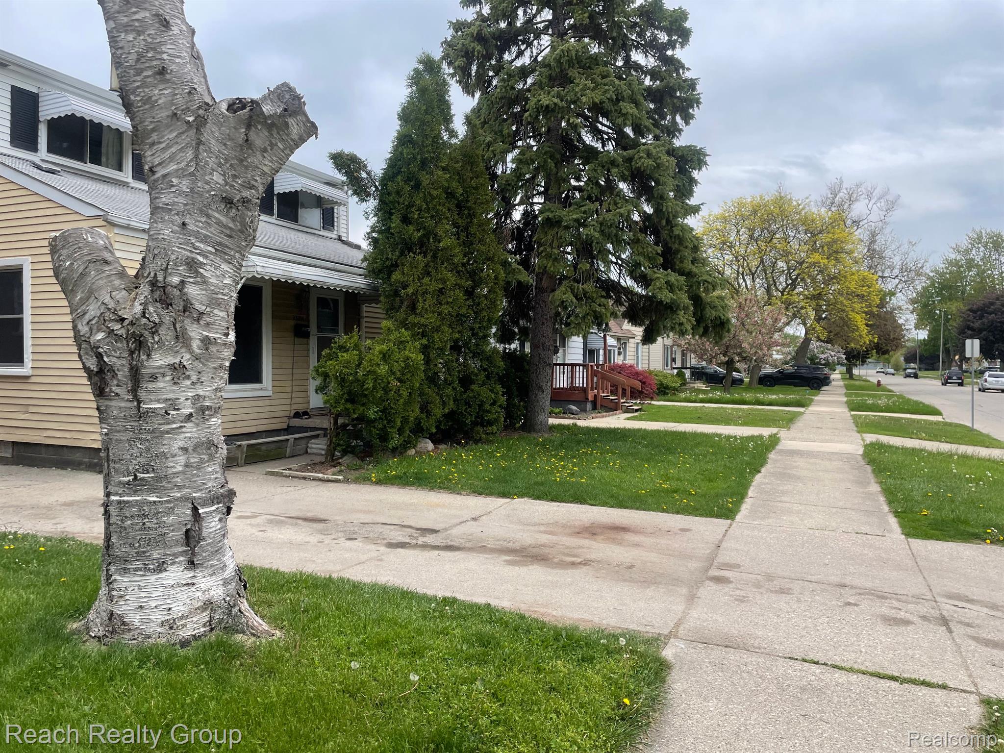 23324 Willard Avenue Warren City MI 48089