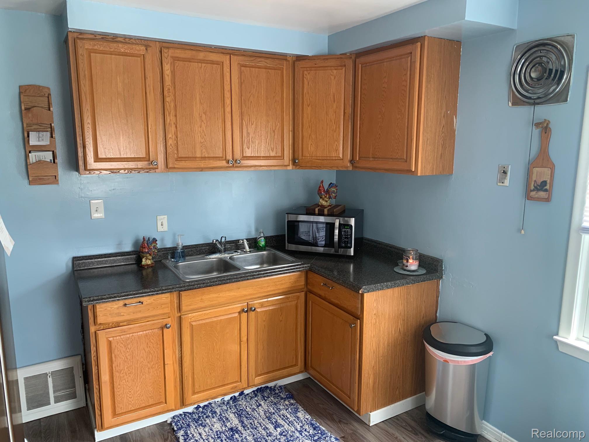 17439 Brody Avenue Allen Park City MI 48101