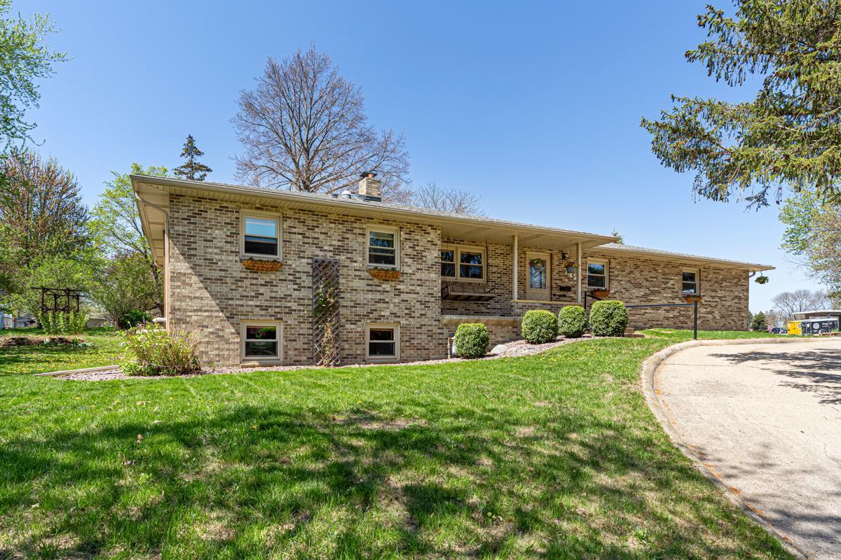 742 Sioux Lane Saint Peter MN 56082