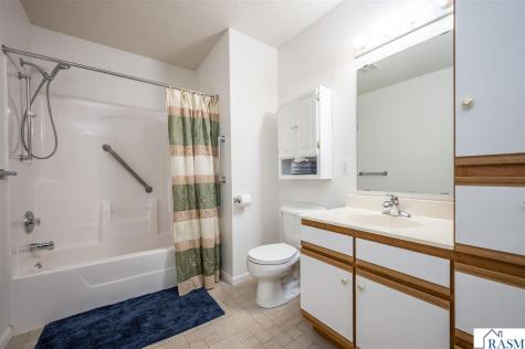 122 Oxford Path Mankato MN 56001