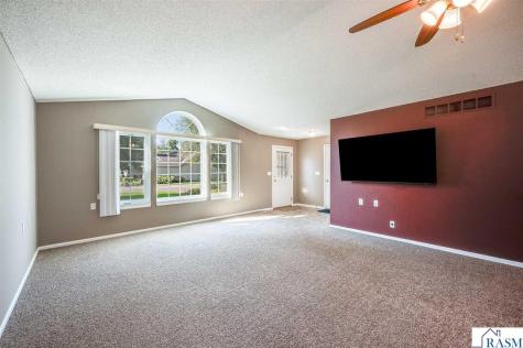 122 Oxford Path Mankato MN 56001