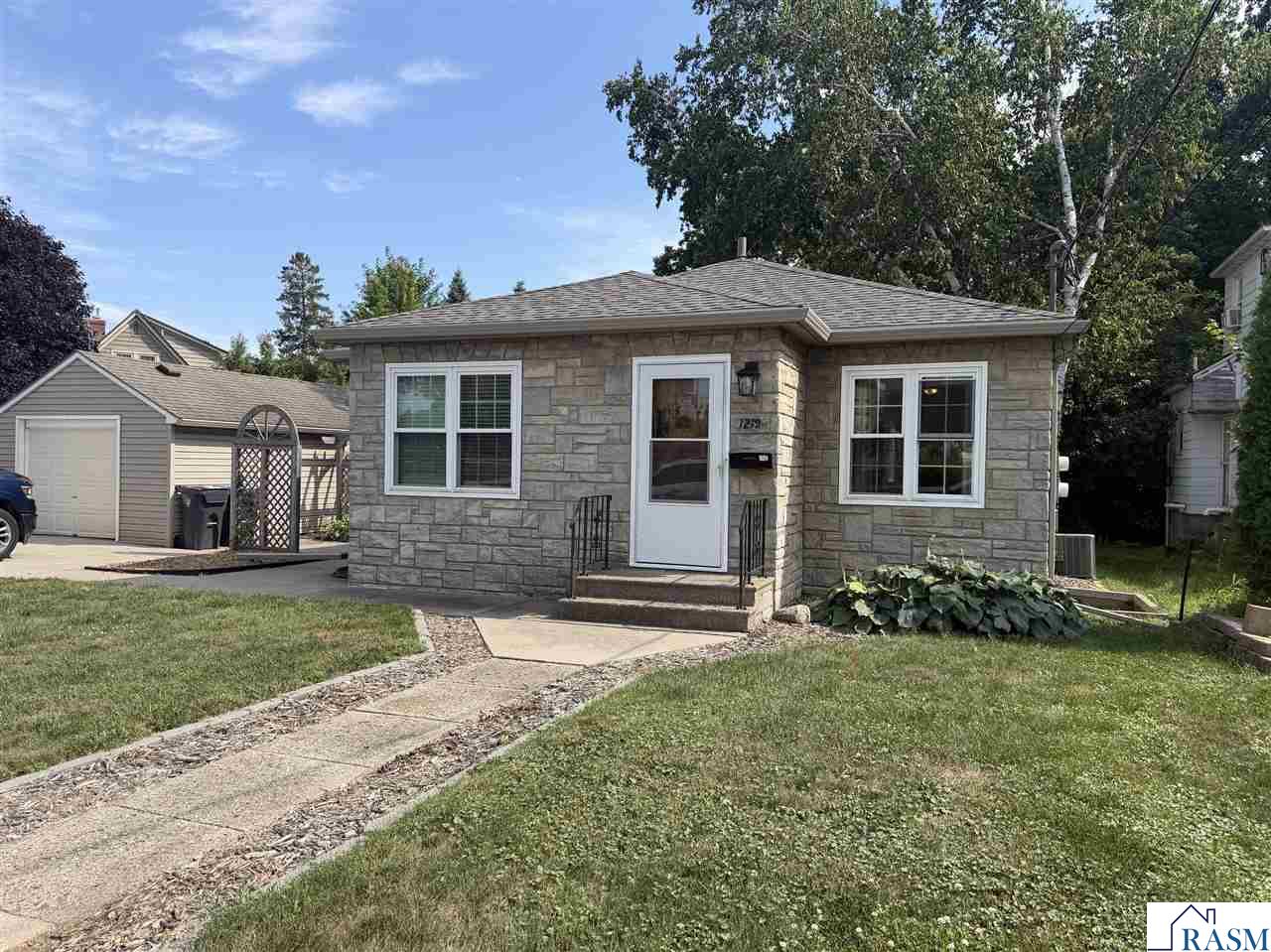 1219 E Main Street Mankato MN 56001