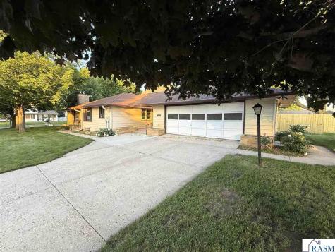 1327 N Minnesota Street New Ulm MN 56073