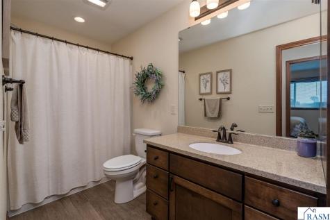 2377 Rolling Green Lane North Mankato MN 56003